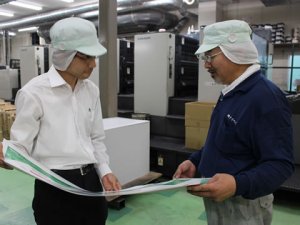 お客様の要望が間違いなく作業現場に伝わるように指示しているところ