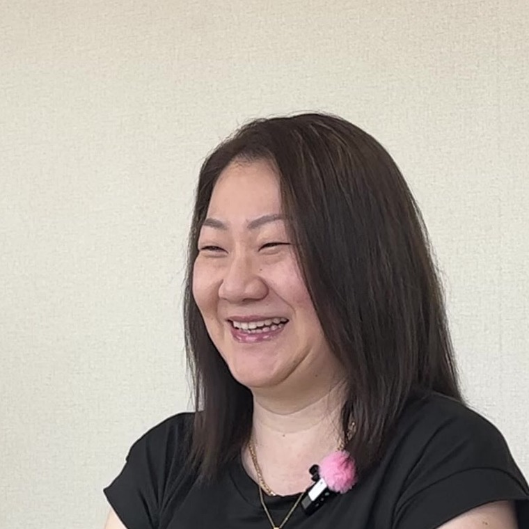 ケイパックの対応について笑顔で話すクリスティ郁子さま